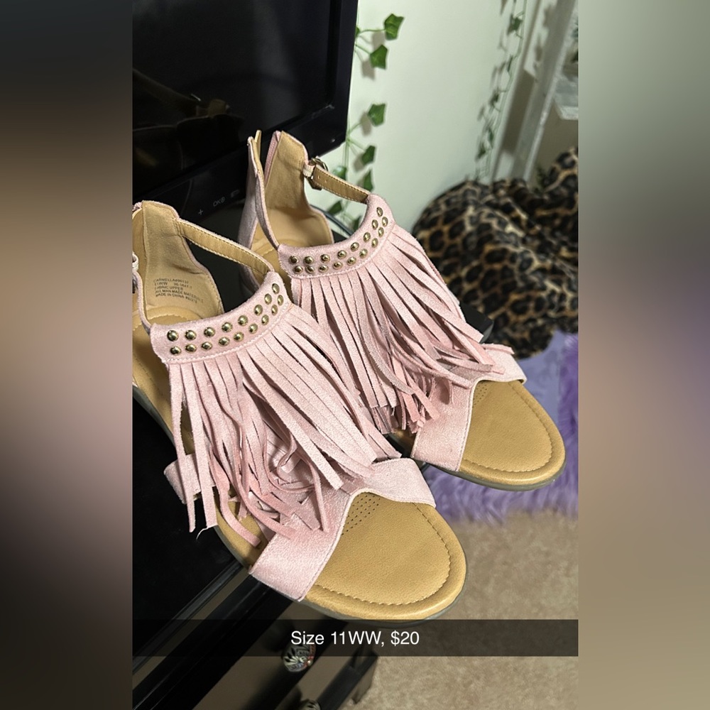 Cute fringe sandals size 11WW